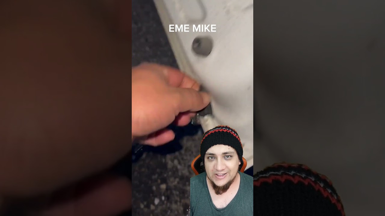 agua en el suelo del coche