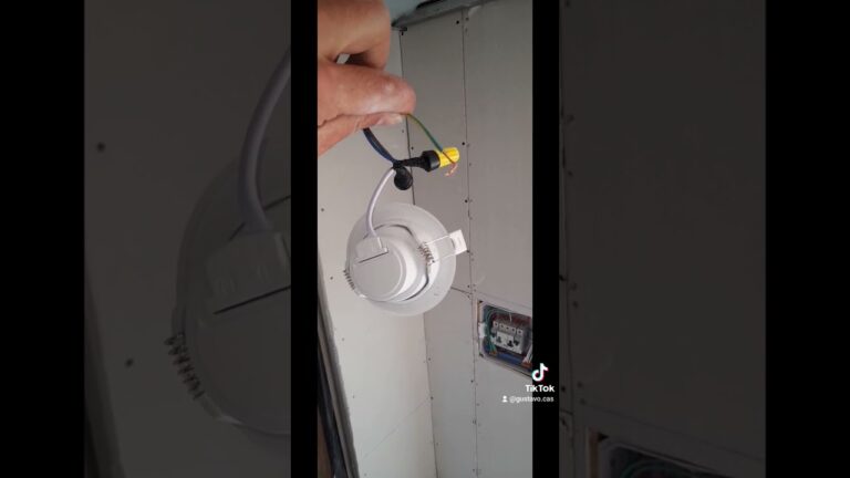 donde conectar el cable de tierra en una lámpara