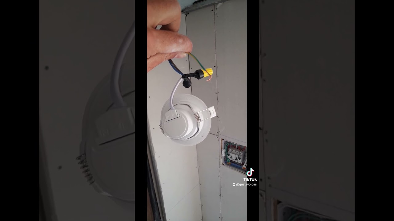 donde conectar el cable de tierra en una lámpara