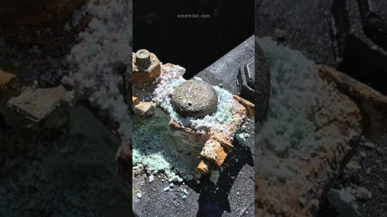 los bornes de la bateria deben mantenerse limpios