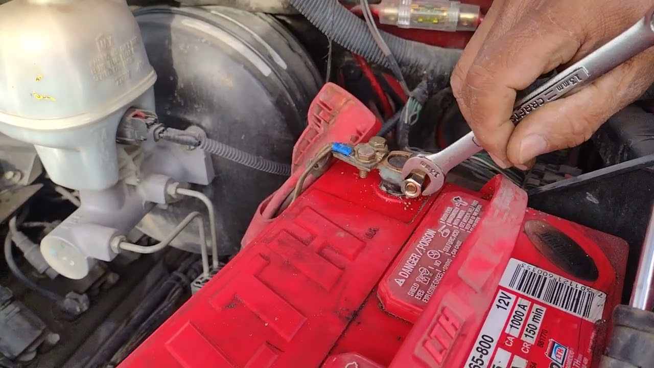 que borne quitar primero de la bateria