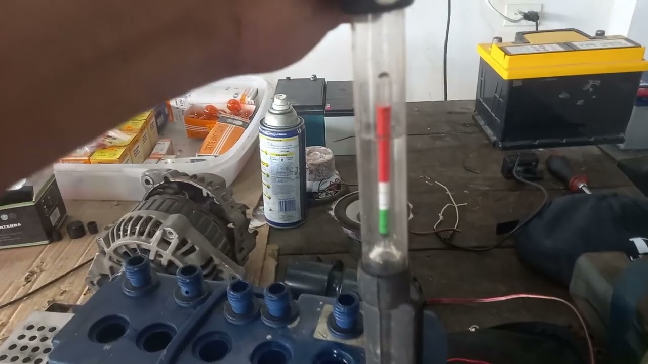 se puede echar agua normal a la batería del coche